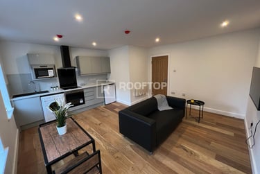 2 bed house, Royal Park Road, Hyde Park, Leeds, LS61FR - Image 1
