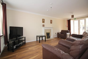 6 bed house, Goldfinch Close, City Centre, Loughborough, LE113HG - Image 1