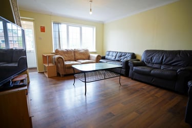 6 bed house, Valley Road, Shelthorpe, Loughborough, LE113PX - Image 2