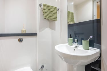 Deluxe Ensuite - Image 7