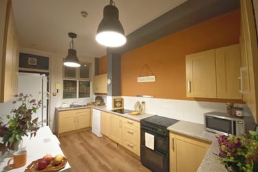 8 bed house, Ash Grove, Hyde Park, Leeds, LS61AX - Image 1