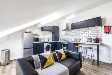 2 bed house, Queens Road, Hyde Park, Leeds, LS61HU - Image 1