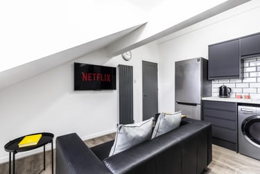 2 bed house, Queens Road, Hyde Park, Leeds, LS61HU - Image 1