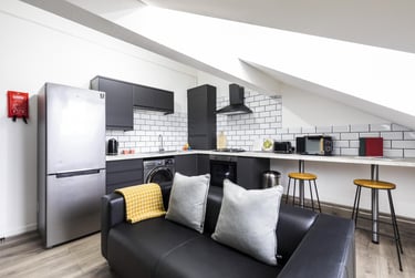 2 bed house, Queens Road, Hyde Park, Leeds, LS61HU - Image 2