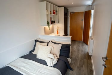 Two Bed Club Apartment - Image 3