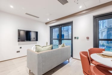 Large 2 Bedroom - Image 9