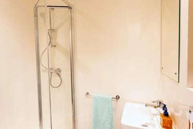 12 Bed Cluster Ensuite - Image 8