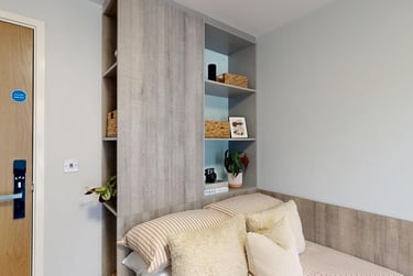 Non-Ensuite Room - Image 6