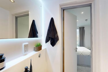 Canal View Ensuite - Image 8