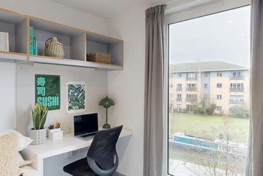 Canal View Ensuite - Image 1