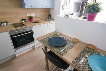 Classic 2 Bed Apartment - Image 4