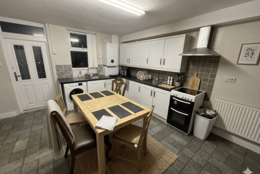 6 bed house, Ridgeway Terrace, Rampart Road, Leeds, LS62HU - Image 3