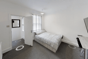 5 bed house, Victoria Street, City Centre, Loughborough, LE112EN - Image 2