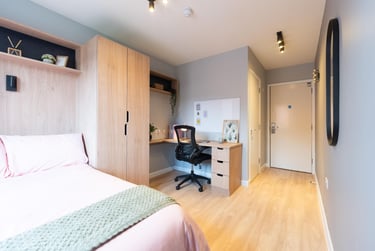 Gold En Suite at St Peters Court, Midland Way, Lenton, Nottingham, NG73EU - Image 2