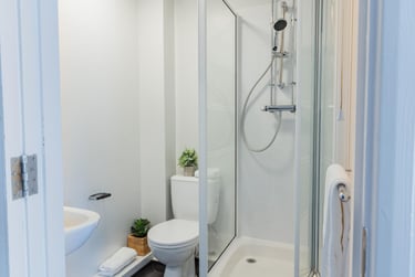Gold En Suite at St Peters Court, Midland Way, Lenton, Nottingham, NG73EU - Image 13