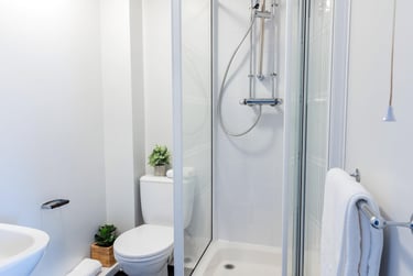 Gold En Suite at St Peters Court, Midland Way, Lenton, Nottingham, NG73EU - Image 14