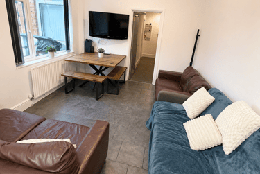 8 bed house, Derby Road, City Centre, Loughborough, LE115AG - Image 1