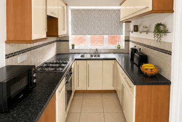6 bed house, Bampton Street, City Centre, Loughborough, LE112DR - Image 2