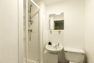 Classic Ensuite at Calthorpe Court, Pershore Road, Edgbaston, Birmingham, B57QF - Image 9
