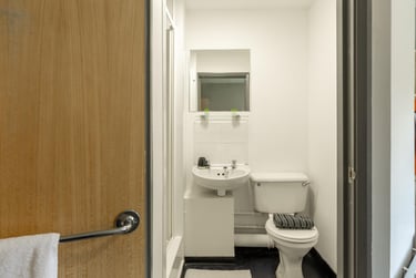 Classic Ensuite at Calthorpe Court, Pershore Road, Edgbaston, Birmingham, B57QF - Image 10