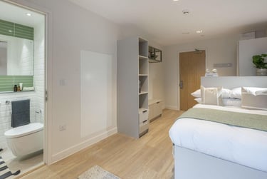 Ensuite with Balcony at The Quarter House, 17 Marlborough Street, City Centre, Bristol, BS13NX - Image 2