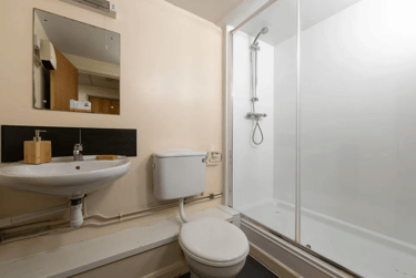 Silver Ensuite at Hotwells House, 192-216 Hotwell Road, Clifton, Bristol, BS84UR - Image 8
