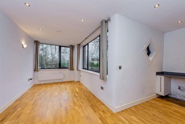 1 bed flat, Weyside Park, Catteshall Lane, Godalming, Guildford, GU71DE - Image 2