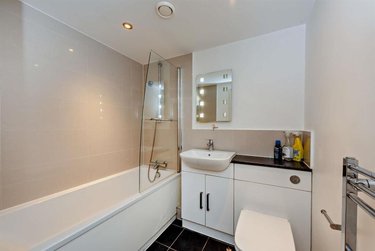 1 bed flat, Weyside Park, Catteshall Lane, Godalming, Guildford, GU71DE - Image 6