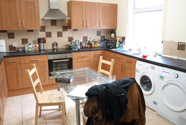 6 bed house, Brudenell Mount, Hyde Park, Leeds, LS61HS - Image 1