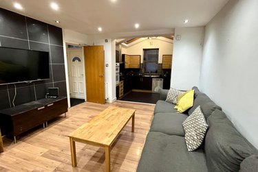 6 bed house, Norwood Road, Hyde Park, Leeds, LS61DZ - Image 1