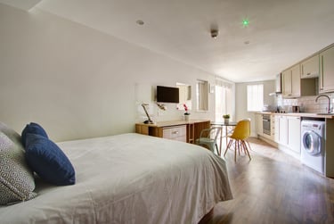 1 bed studio, Peel Street, Arboretum, Nottingham, NG14GR - Image 1