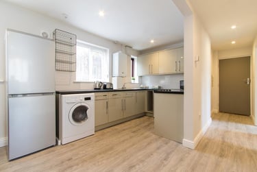 2 bed flat, Victoria Road, Hyde Park, Leeds, LS61PD - Image 2