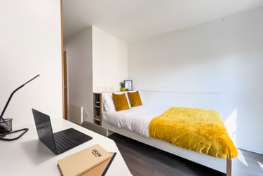 Ensuite Bronze Courtyard - Image 1