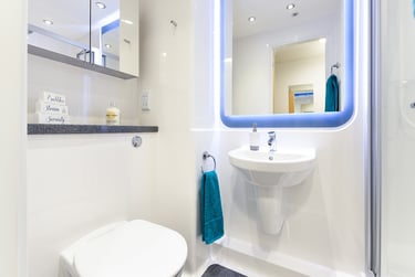 Ensuite gold at Byrom Point, 72 Great Crosshall Street, City Centre, Liverpool, L32BE - Image 4