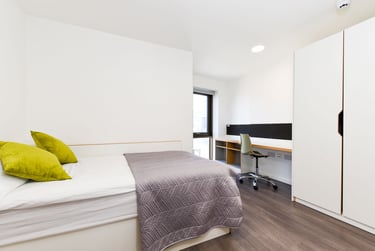 Ensuite gold - city view - Image 4