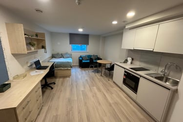 Studio Deluxe - Image 1