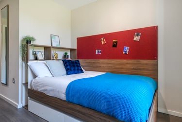 Bedroom Bronze (shared Bathroom 12) - Image 2