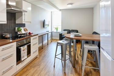 Classic En-suite In A 5-bed Flat - Image 7