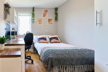 Classic En-suite In A 5-bed Flat - Image 2