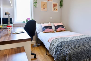 Classic En-suite In A 6-bed Flat - Image 1