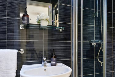 Classic En-suite In A 4-bed Flat - Image 5