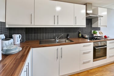 Classic En-suite In A 5-bed Flat - Image 6