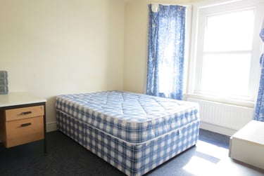 4 bed house, Charminster, Bournemouth, BH88RA - Image 2