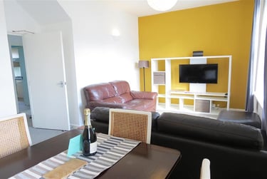 4 bed flat, Alington Road, Charminster, Bournemouth, BH37JX - Image 1