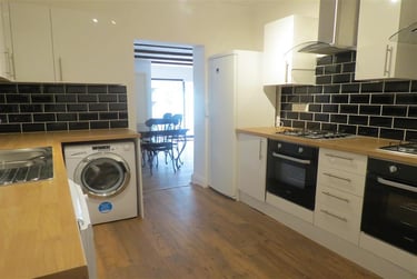 8 bed house, Charminster, Springbourne, Bournemouth, BH88SS - Image 1