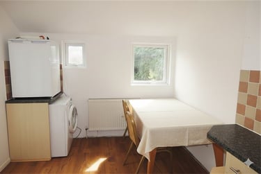 4 bed house, Winton, Ensbury Park, Bournemouth, BH92SE - Image 4