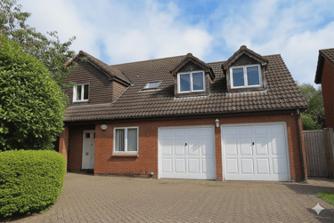 7 bed house, 10 Vine Farm Road, Talbot village, Poole, BH125EN - Image 2