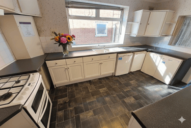 4 bed house, Winton, Ensbury Park, Bournemouth, BH92SH - Image 3