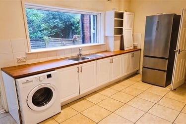 6 bed house, 1 Sedgley Road, Winton, Bournemouth, BH92JN - Image 1