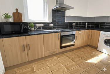 6 bed house, Winton, Bournemouth, BH92JW - Image 2